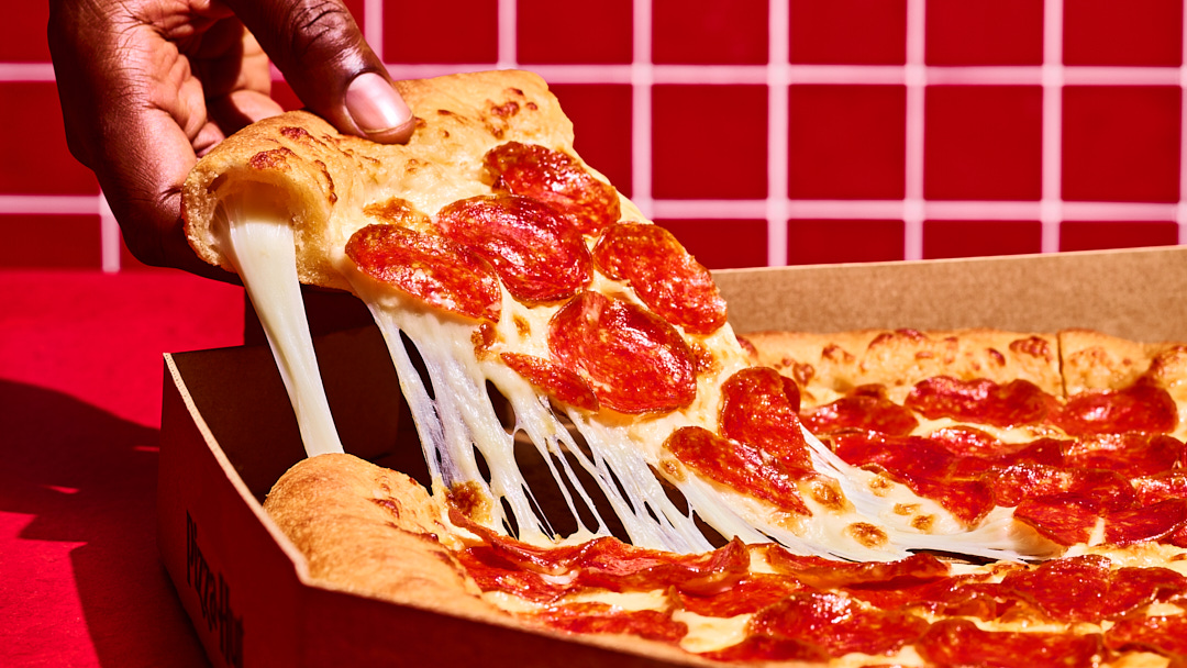 los angeles food photographer vinnie finn photographs pizza food styling for pizza hut