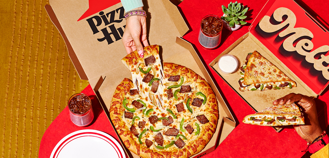 Los angeles food photographer vinnie finn photographs pizza hut with table top food styling
