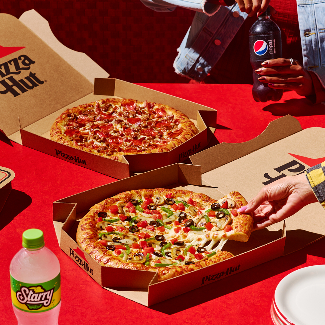 Los angeles food photographer vinnie finn photographs pizza hut with table top food styling